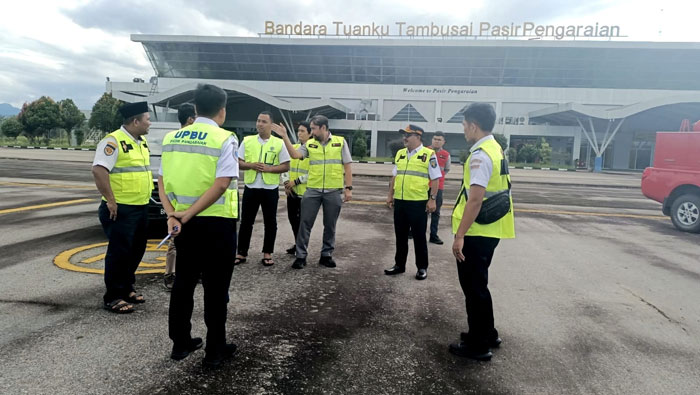 Plt Kadishub Rohul Minarli Ismail (dua kanan) bersama tim teknis Lion Group Jakarta meninjau kondisi Bandara Tuanku Tambusai Pasirpengaraian, Rabu (30/4/2025) petang.