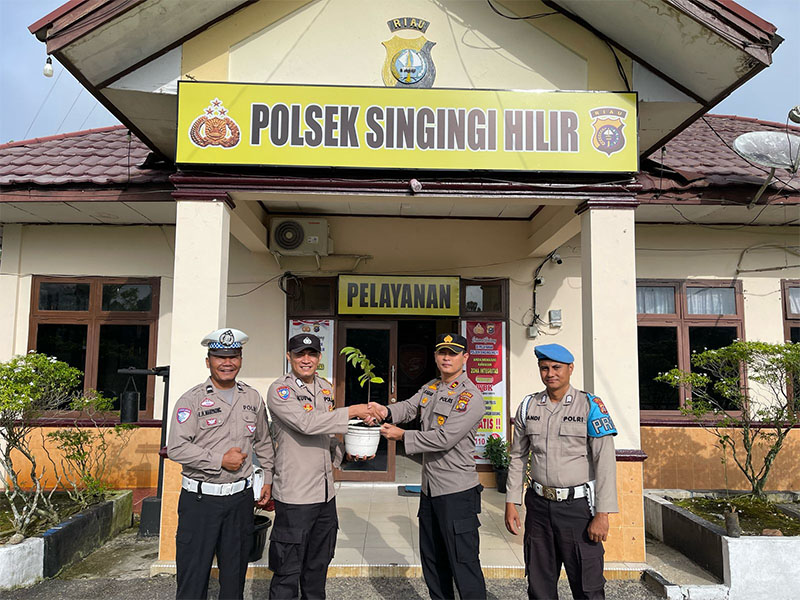 Kapolsek Singingi Hilir Iptu Alfredo menyerahkan bibit pohon pada personelnya yang berulang tahun, Sabtu (3/5/2025) di Mapolsek Singingi Hilir.