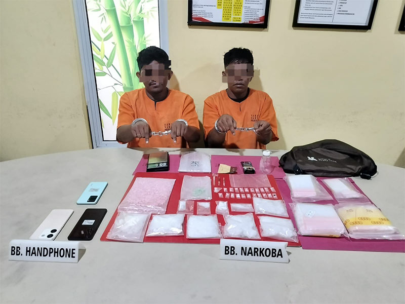 Satresnarkoba Polres Kampar meringkus AW dan WU yang diduga pengedar narkoba jenis sabu dan pil ekstasi di Perumahan Bumi Kubang Raya, Desa Kualu, Kecamatan Tambang