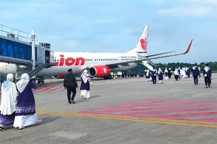 Suasana jelang keberangkatan jamaah calon haji di Bandara SSK II Pekanbaru, Sabtu (3/5/2025).