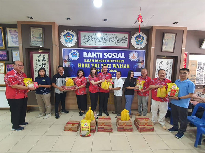Sekretaris PSMTI Pusat Peng Suyoto didampingi Sekertaris PSMTI Riau Romo Toni Sasanasurya dan Ketua Harian Jailani Tan, memberikan bingkisan Waisak kepada guru non sertifikasi, Sabtu (3/5/2025).