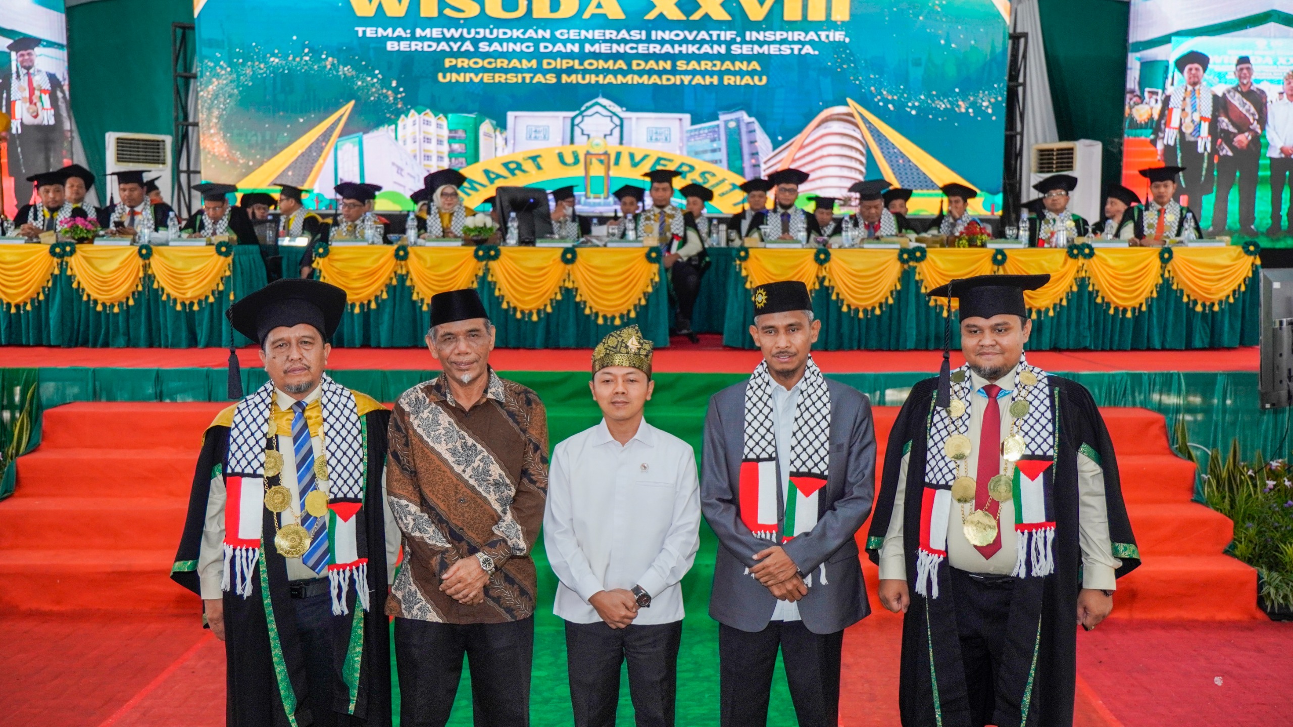 Rektor Dr H Saidul Amin MA beserta pimpinan Umri lainnya foto bersama dengan Wamen Dikdasmen RI Dr Fajar Riza Ul Haq MSi pada momen wisuda ke-28 Umri, Sabtu (3/5/2025).