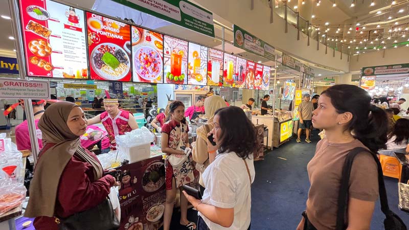Pengunjung Mal Ciputra Pekanbaru mengambil antrean untuk membeli kuliner dalam acara Gebyar Kuliner Jakarta Halal Viral yang digelar di Mal Ciputra Seraya Pekanbaru.