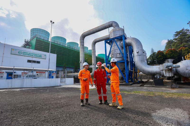Ilustrasi petugas PLN Indonesia Power sedang melakukan koordinasi untuk menjaga keandalan operasional PLTP Kamojang.
