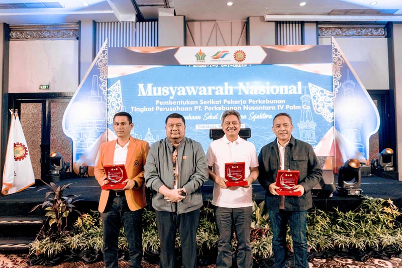 Direktur Utama PTPN IV PalmCo Jatmiko Santosa (kanan) menerima penghargaan pada peringatan Hari Buruh Internasional, Kamis (1/5/2025).