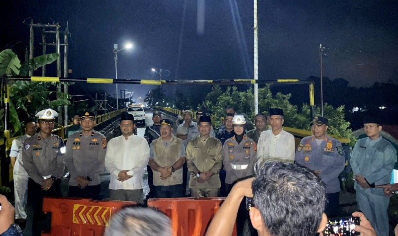 Plt Kadishub Rohul Minarli Ismail (empat kiri) didampingi Camat Ujung Batu H Rio Pratama, Forkopimda mengumumkan penutupan Jembatan Sungai Rokan Ujung Batu, Jumat (2/5/2025) tepat pukul 23.59 WIB.