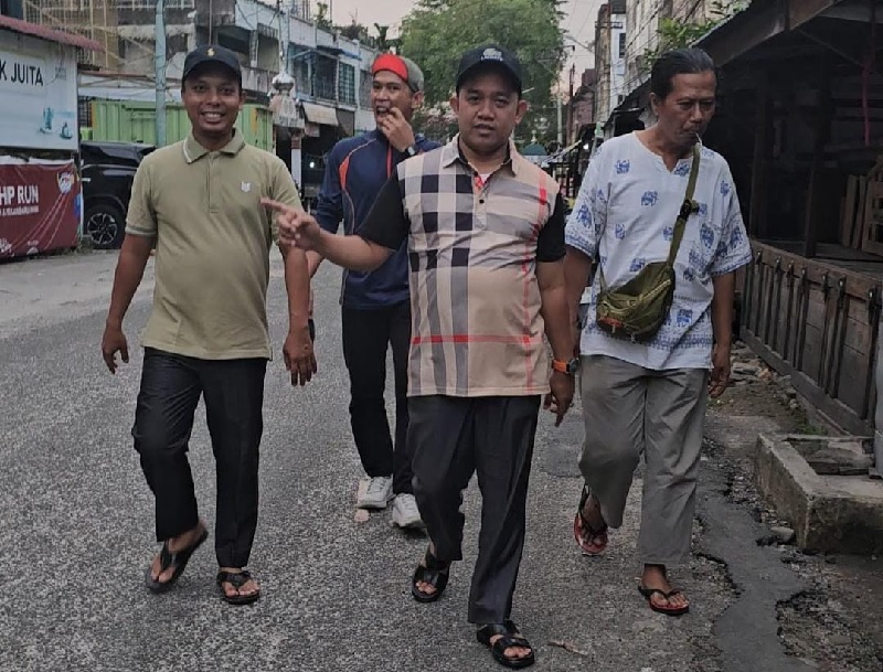 Ketua DPRD Kota Pekanbaru Muhammad Isa Lahamid (paling depan) berjalan santai saat blusukan di Pasar Sukaramai, Kota Pekanbaru Kamis (1/5/2025) lalu.