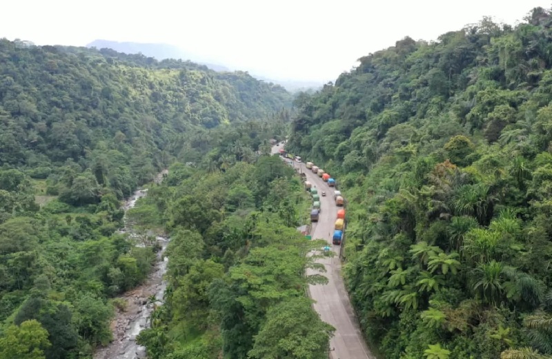 Panorama di sekitar tanjakan Sitinjau Lauik di Sumatera Barat yang memiliki tikungan atau geometrik jalan yang cukup tajam sehingga rawan kecelakaan.