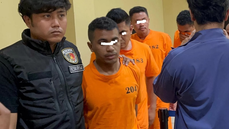 10 orang tersangka penyalahgunaan senjata dalam bentrok antarkelompok di Jalan Kemang Raya, Jakarta Selatan.