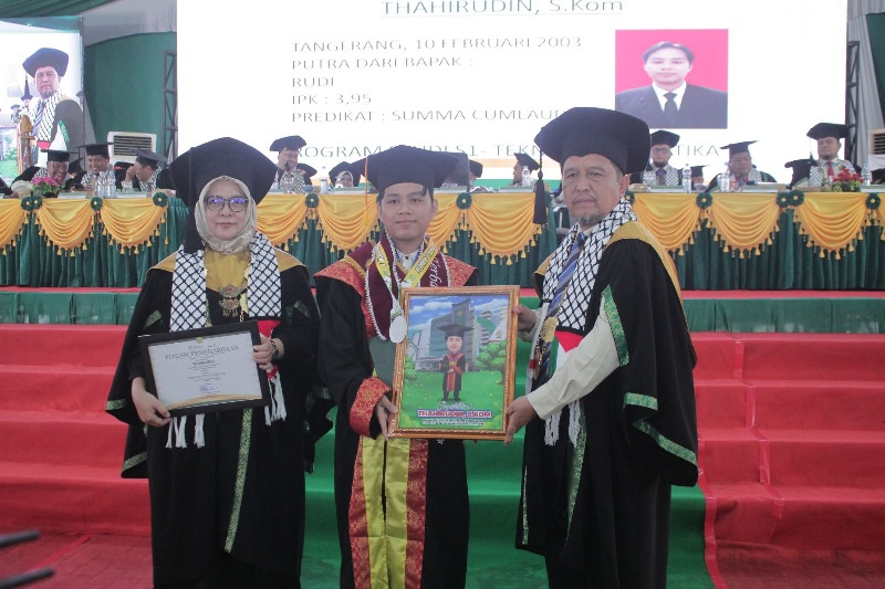 Rektor Umri Dr Saidul Amin memberikan cenderamata kepada wisudawan terbaik pada kegiatan wisuda di kampus Umri, Sabtu (3/5/2025).