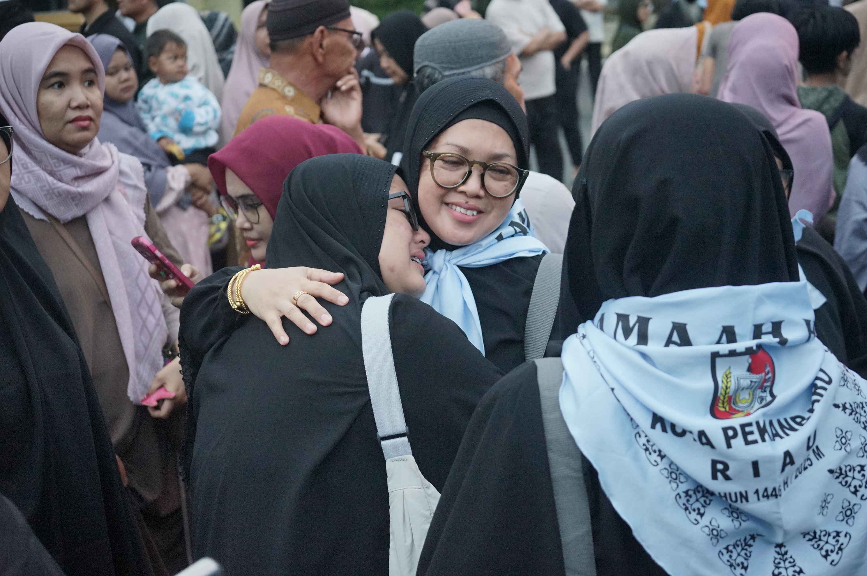 Jemaah Calon Haji (JCH) kelompok terbang   kloter 3 BTH  berpamitan dengan pihak keluarga sebelum berangkat di Kantor Kementerian Agama Kota Pekanbaru Jalan Arifin Achmad Pekanbaru, Sabtu (3/5/2025). ft : EVAN GUNANZAR/RIAU POS