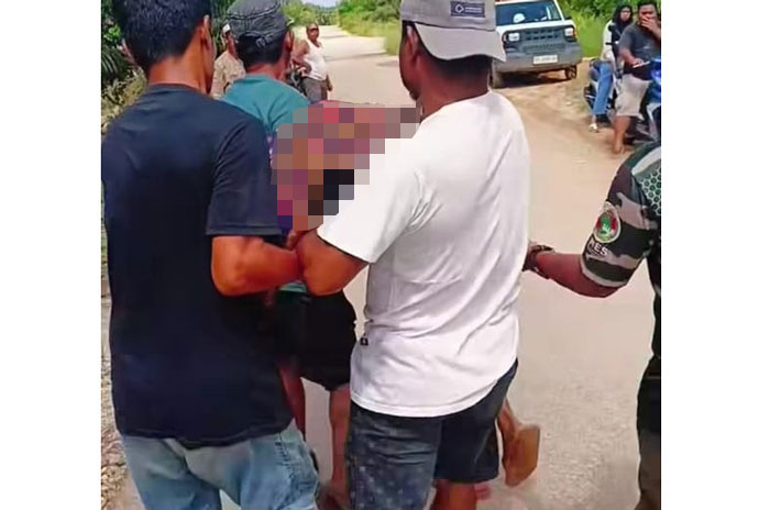 Tangkapan layar FB warga menggotong jenazah warga Desa Sinama Nenek, Kecamatan Tapung Hulu, Kabupaten Kampar, Sabtu (3/5/2025).
