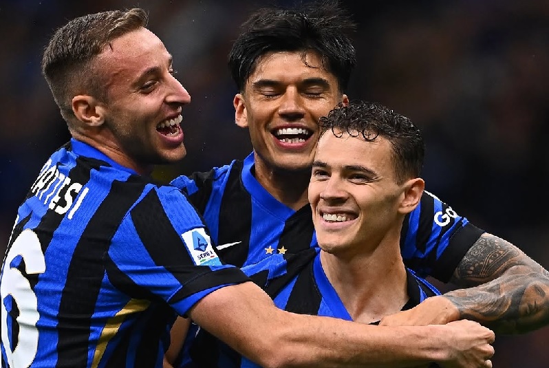 Pemain Inter MIlan merayakan gol kemenangan ke gawang Hellas Verona dalam lanjutan Serie A Italia San Siro.