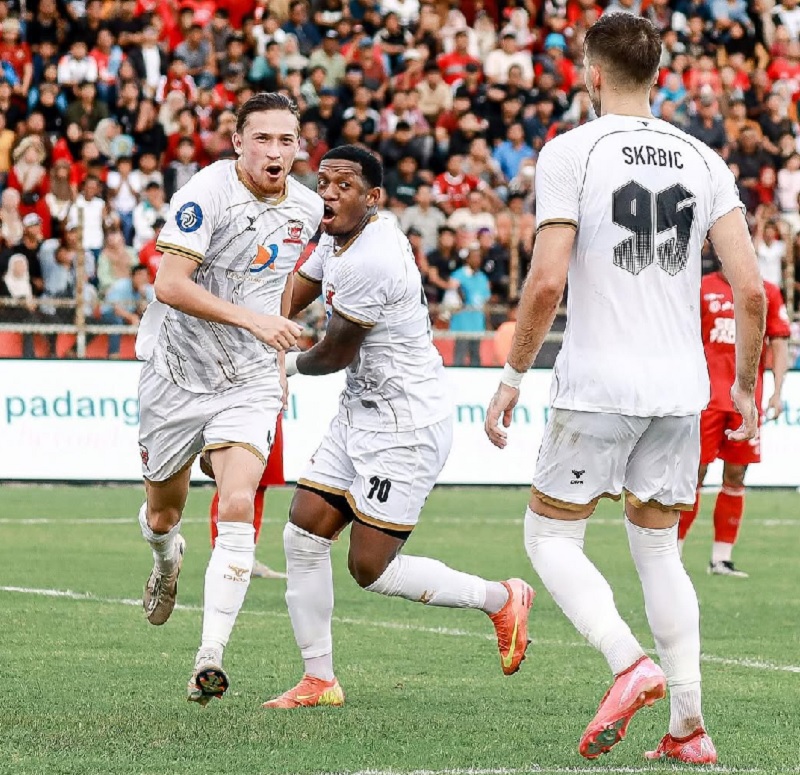 Kapten Madura United Jordy Wehrmann melakukan selebrasi usai mencetak gol penyeimbang ke gawang Semen Padang.Sayangnya Madura United kalah 1-2 di Agus Salim Padang.