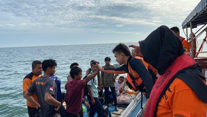 Tim SAR RB 218 melepas korban kapal karam Selat Melaka ke kapal kecil untuk berlabuh ke Panipahan, Rohil pada Ahad (4/5/2025).