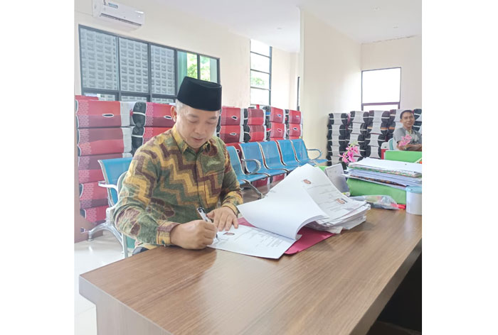 Kepala Kantor Kemenag Kampar H Fuadi Ahmad SH MAB menandatangani l Surat Panggilan Masuk Asrama (SPMA) Embarkasi Batam di Gedung PLHUT Kantor Kemenag Kabupaten Kampar, Sabtu (3/5/2025).