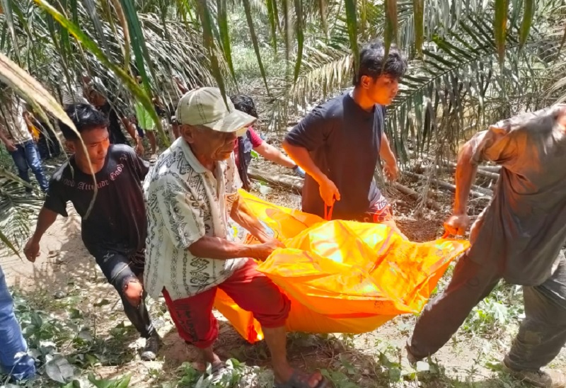 Warga Desa Koto Tibun, Kecamatan Kampar, Kabupaten Kampar mengevakuasi mayat laki-laki tanpa identitas dari  Sungai Tibun, Ahad pagi (4/5/2025).