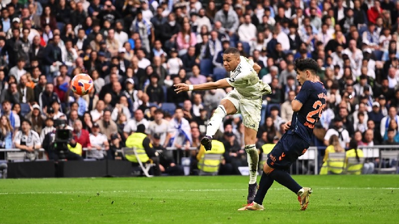 Dua gol Kylian Mbapp&eacute; melawan Celta Vigo pada hari Minggu membuat persaingan gelar LaLiga tetap hidup.