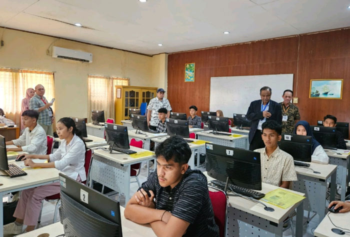 Tim Monitoring dan Evaluasi (Monev) Kemdiktisaintek saat meninjau pelaksanaan UTBK SNBT Tahun 2025 di Universitas Riau (Unri), pada Sabtu (3/5/2025).
