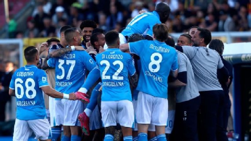 Kemenangan atas Lecce membuat Napoli hanya perlu tiga kemenangan lagi untuk meraih gelar Serie A.