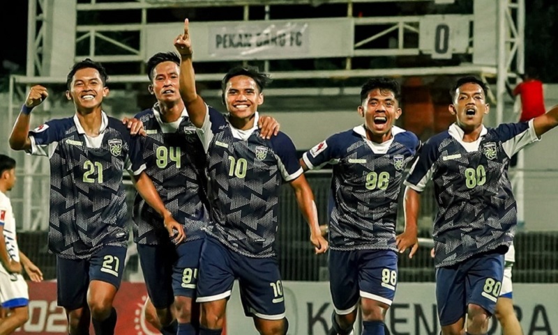 Pemain Pekanbaru FC melakukan selebrasi usai mencetal gol ke gawang Persital dalam laga penyisihan Grup W Babak 32 Besar Liga 4 Nasional di Stadion Komyang Sujana, Denpasar.