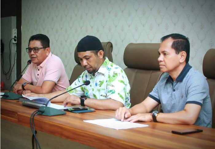 Plt Asisten I Setda Kampar Tengku Said Hidayat (Tengah) memimpiin rapat persiapan panitia pemberangkatan JCH Kabupaten Kampar di aula Kantor Kemenag Kampar, Bangkinang, Sabtu (3/5/2025).