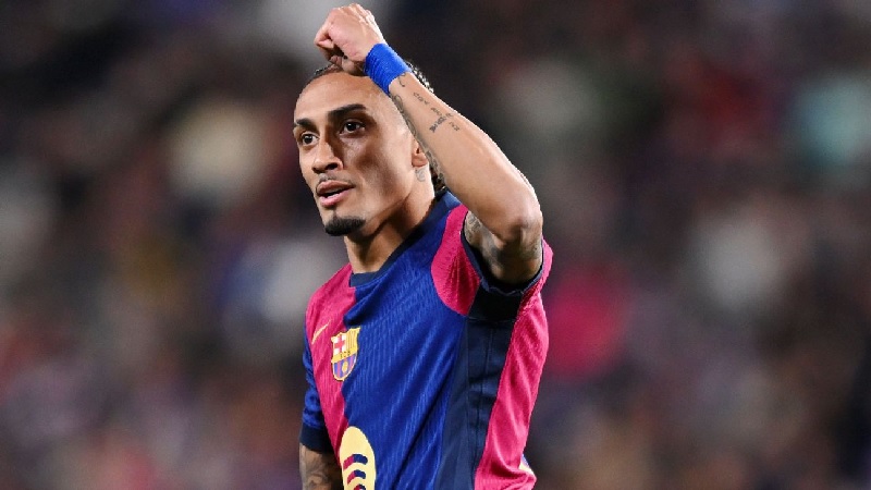 Raphinha melanjutkan musim gemilangnya dengan gol krusial dalam kemenangan Barcelona di kandang Real Valladolid.