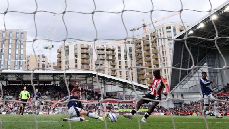 Yoane Wissa mencetak gol kemenangan Brentford ke gawang Manchster United pada menit ke-74.