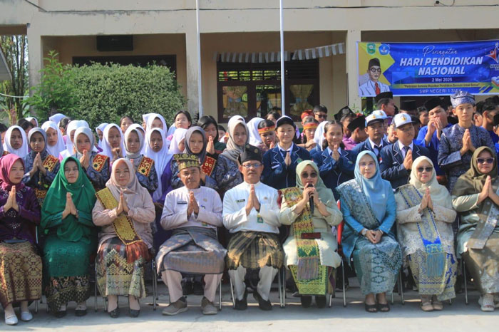 Kepala SMPN 1 Siak, Marlinda Rosa,S.Pd,SE.Ak (duduk 4 kanan), guru, siswa bersama Kabid Pembinaan SMP Disdikbud Siak Endi Mirza,S.Pd (duduk tengah), Korwilcam Bid Pendidikan Kec Siak Dr.Khairul M.Pd