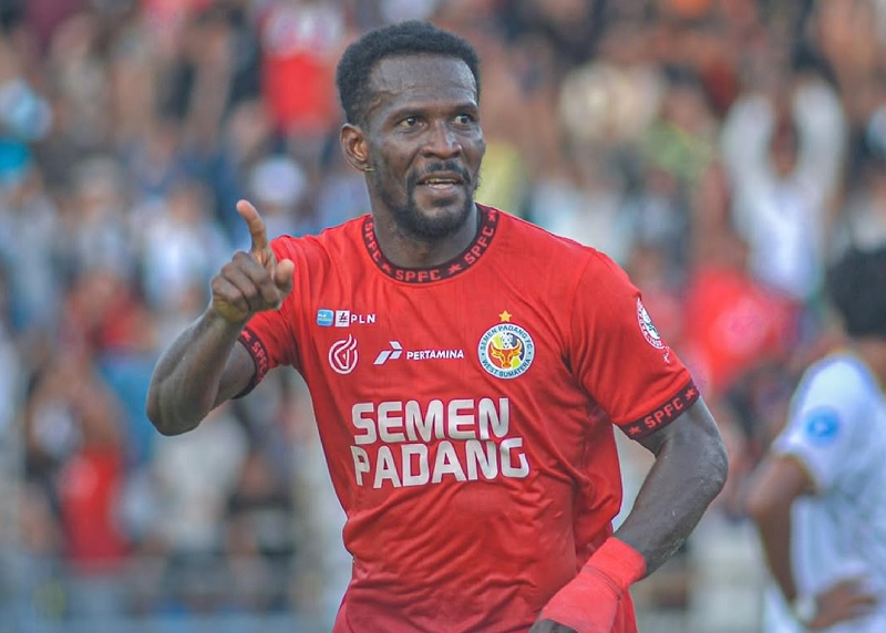 Cornelius Stewraet mencetak gol pembuka Semen Padang saat mengahkan Maudra United 2-1 pada pekan ke-31 Liga 1 di Stadion Haji Agus Salim Padang.