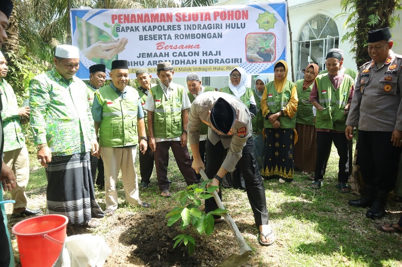 Kapolres Inhu AKBP Fahrian Saleh Siregar SIK MSI saat menanam pohon di halaman Musala Tawakal, Jalan Elak Desa Batu Gajah Kecamatan Pasir Penyu, Ahad (4/5/2025).