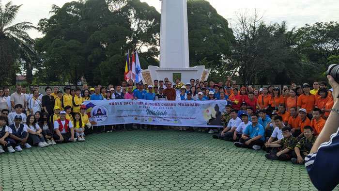 Ketua Walubi Riau Mariyana (tengah) dan seluruh Buddha di Pekanbaru foto bersama usai melakukan karya bakti diTaman Makam Pahlawan (TMP) Kusuma Dharma Jln Jenderal Sudirman, Pekanbaru, Ahad (4/5/2025)