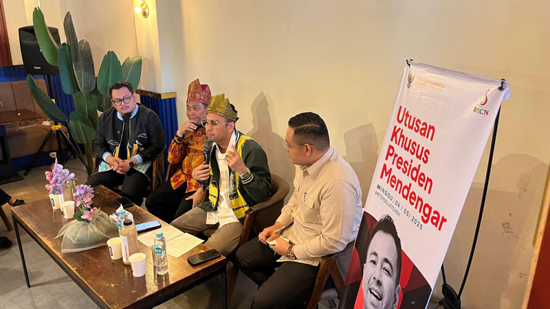 Utusan Khusus Presiden Bidang Pembinaan Generasi Muda dan Pekerja Seni Raffi Ahmad (dua kanan), Wakil Wali Kota Pekanbaru Markarius Anwar.