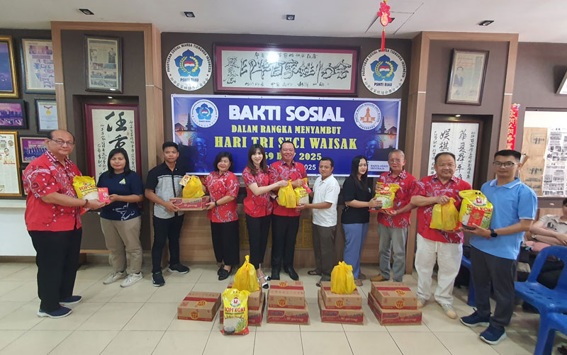 Sekretaris PSMTI Pusat sekaligus Ketua Pembina PSMTI Riau didampingi Sekertaris PSMTI Riau, dan Ketua Harian PSM memberikan secara simbolis bingkisan Waisak kepada guru non sertifikasi.