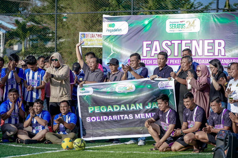 Jajaran pimpinan dan karyawan Pegadaian Kanwil II Pekanbaru berfoto bersama usai acara Turnamen Fastaner Pegadaian yang berlangsng di Lapangan Monaz Mini Soccer, Pekanbaru.
