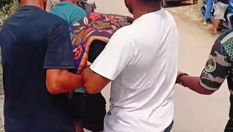 Warga menggotong jenazah di Desa Senama Nenek, Kecamatan Tapung Hulu, Kabupaten Kampar, Sabtu (3/5/2025).
