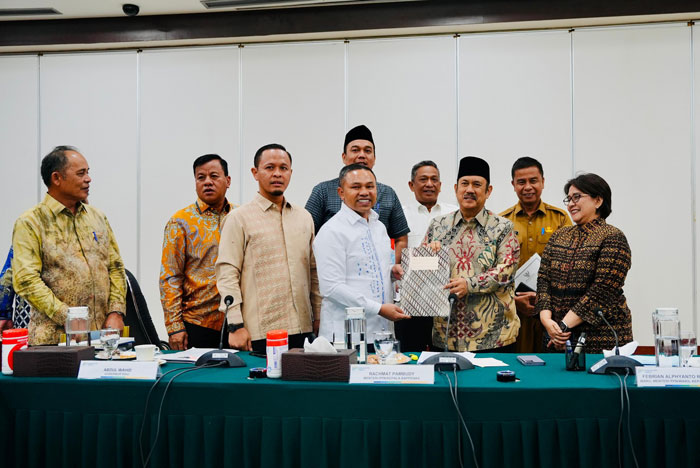 Gubri Abdul Wahid bersama kepala daerah se Riau menyerahkan usulan strategis pengembangan provinsi Riau kepada Menteri Bappenas Rachmat Pambudi di Jakarta, Senin (5/5/2025).