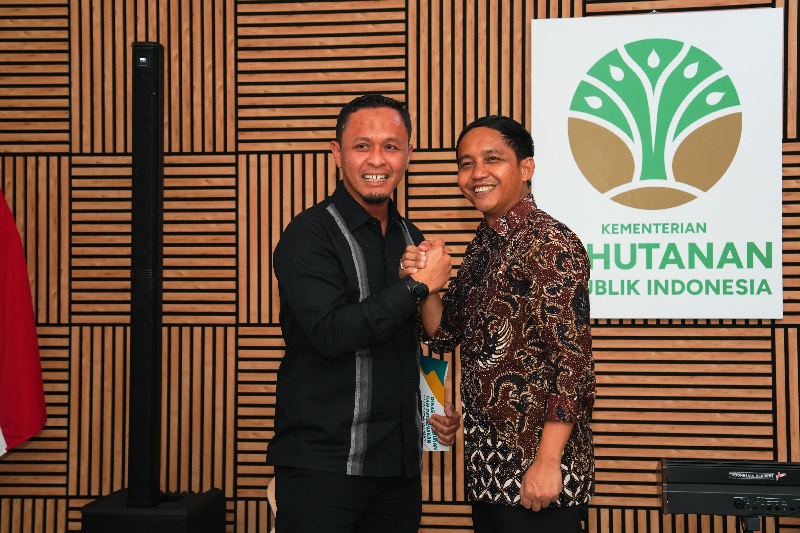 Wako Pekanbaru Agung Nugroho bersama Menteri Kehutanan Raja Juli Antoni saat bertemu di Jakarta, Ahad (4/5/2025).