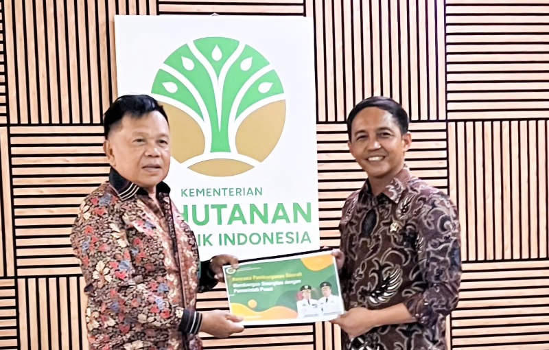Bupati Kepulauan Meranti Asmar menyerahkan berkas usulan pelepasan moratorium APL langsung kepada Menteri Kehutanan Raja Juli Antoni di Rumah Dinas Menteri Kehutanan di Jakarta, Ahad (4/5/2025).