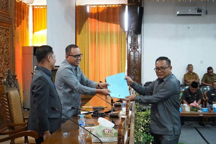 Juru bicara Fraksi Gerindra, Dasver Librian menyerahkan pandangan umum Fraksi Gerindra pada Ketua DPRD Kuansing H Juprizal SE MSi disaksikan Wakil Bupati H Muklisin pada paripurna LPKj 2024