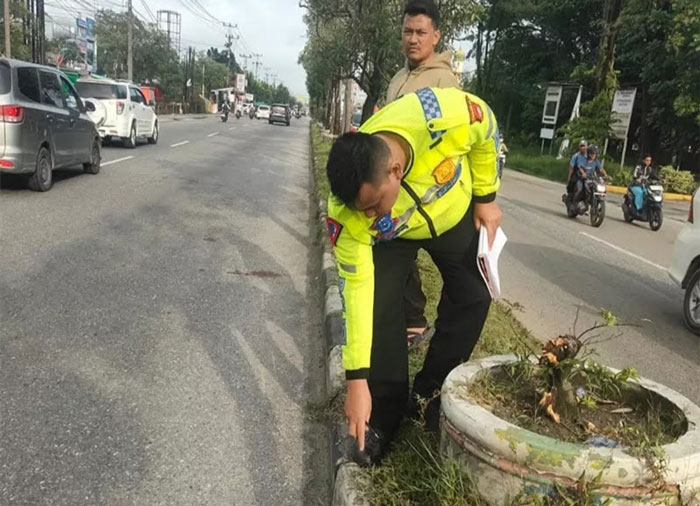 Petugas saat melakukan oleh TKP di lokasi kejadian kecelakaan di Jalan HR Soebrantas, pada Jumat (2/5/2025) lalu.
