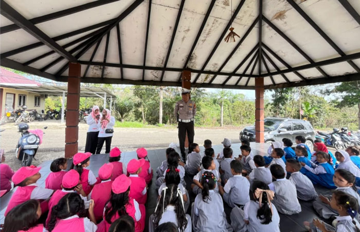 Personel Satlantas Polres Kuansing berikan sosialisasi tertib lalulintas sejak dini dalam program Polisi Sahabat Anak (Polsanak) Senin (5/5/2025) di Taman Lalulintas Polres Kuansing.