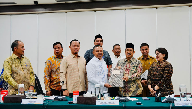 Gubernur Riau Abdul Wahid (lima kanan) bersama beberapa kepala daerah se-Riau menyerahkan usulan strategis pengembangan Provinsi Riau kepada Menteri Bapennas Rachmat Pahmudi.