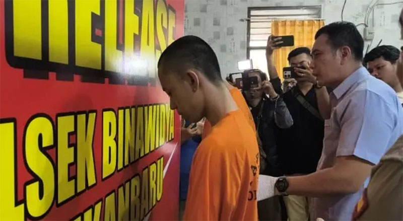 Kedua pelaku yakni APP (20) dan RA (19) saat diamankan di Polsek Binawidya, Selasa (6/5/2025).