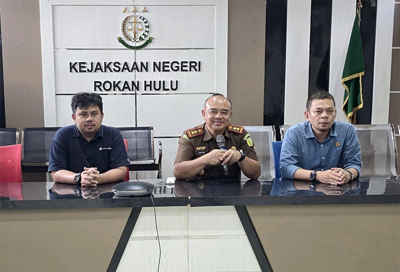 Kajari Rohul Fajar Haryowimboko didampingi Kasi Pidsus dan Kasi Intel saat konfrensi pers terkait kasus dugaan korupsi dana BOS SMAN 1 Ujung Batu, Selasa (6/5/2025).