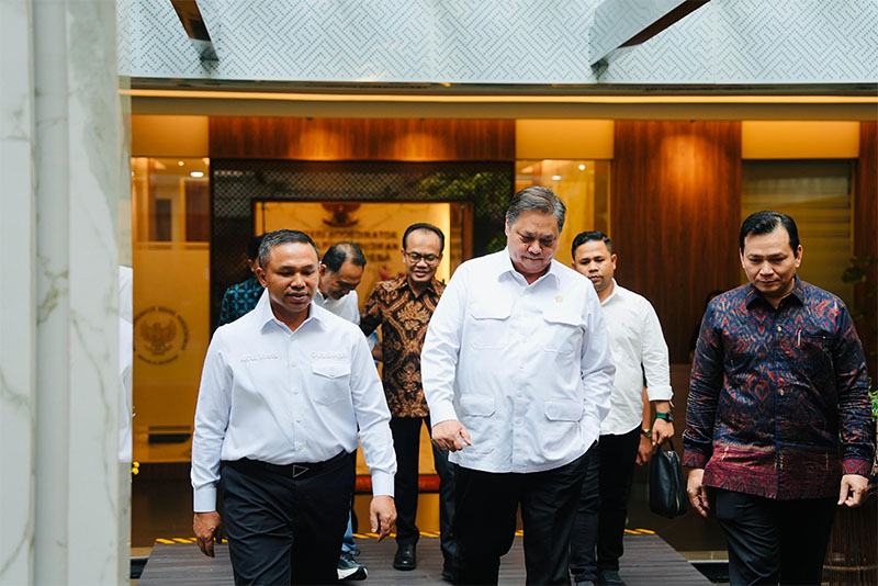 Gubri Abdul Wahid menyerahkan usulan KEK Pulau Rupat Kepada Menko Perekonomian Airlangga Hartarto di Jakarta, Selasa (6/5).