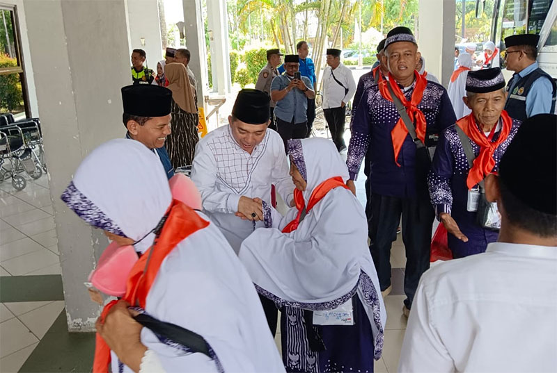 Kakan Kemenag Kabupaten Kampar H Fuadi Ahmad menyambut kedatangan JCH yang tergabung dalam Kloter 06 Embarkasi Batam (BTH) di Asrama Haji Batam, Selasa (6/5/2025).