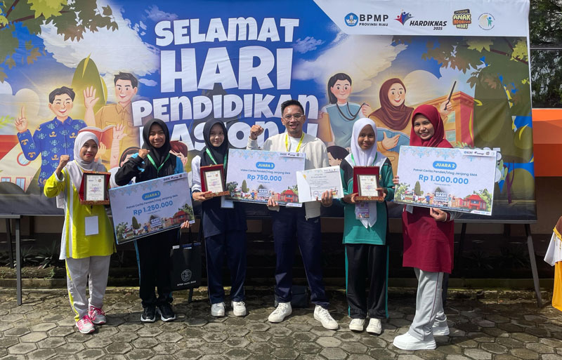 Siswi SMAN 1 Reteh Marizah Syam (dua kiri) foto bersama para pemenang lomba potret cerita pendek atau vlog tingkat SMA se-Provinsi Riau di BPMP Riau, Pekanbaru, Jumat (2/5/2025).
