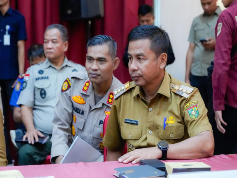 Bupati Kampar Ahmad Yuzar memberikan penjelasan terkait pemakaian ambulans di Kabupaten Kampar, Ahad (4/5/2025).