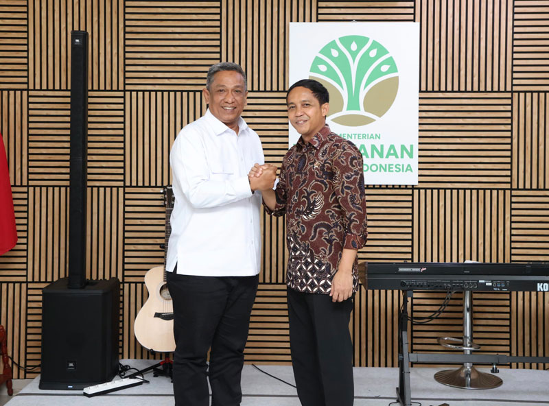 Bupati Rohul Anton ST MM salam komando dengan Menhut Raja Juli Antoni usai silaturahmi bersama kepala daerah di Riau dalam rangka mengusulkan program strategis Kabupaten Rohul di kediaman Menhut.